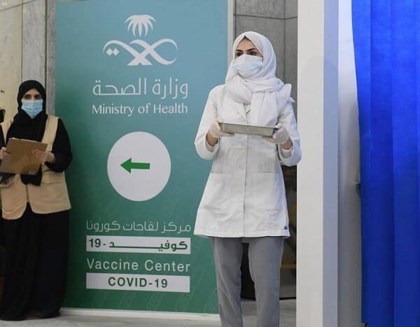 nurses giving covid vaccination in saudi